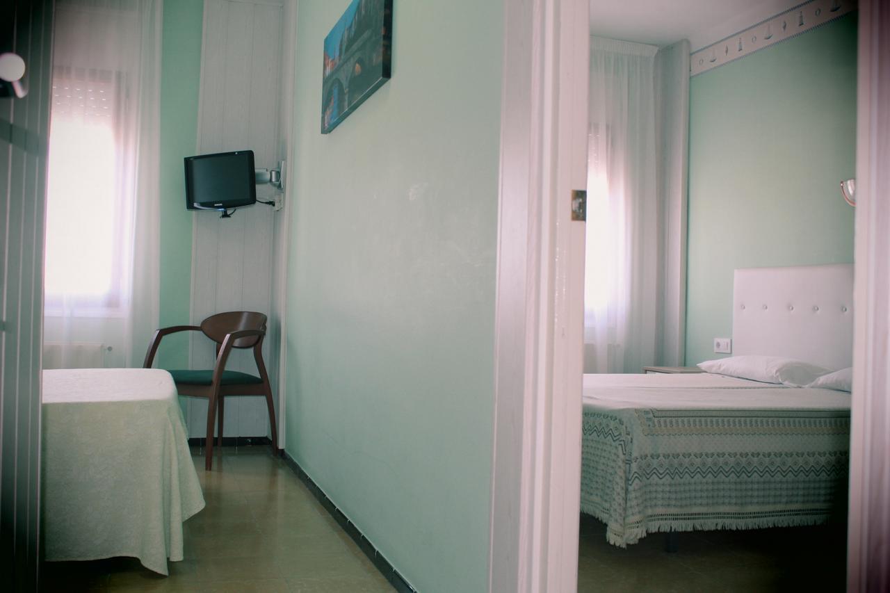 Hostal Fabrellas Caldes de Malavella Extérieur photo